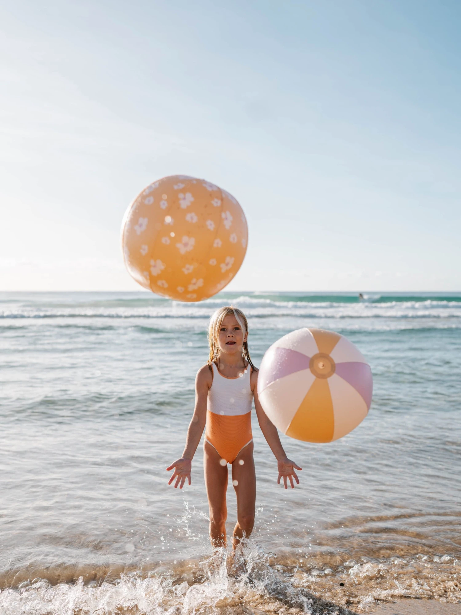 SunnyLife GirlsPrincess Swan Set Of 2 Inflatable Beach Balls Set In Multicolour (35cm) 2 SunnyLife GirlsPrincess Swan Set Of 2 Inflatable Beach Balls Set In Multicolour (35cm) - Image 2